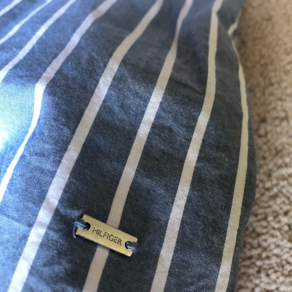 Tommy Hilfiger cold shoulder shirt. - Picture 4 of 5